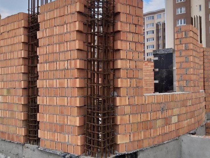 Pereții casei ridicați, structura vizibilă pe șantier